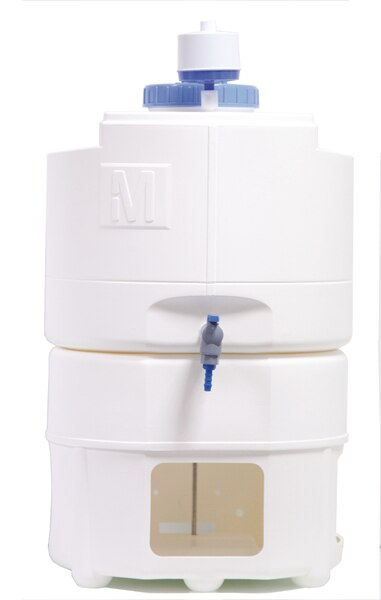 TANQUE DE ALMACENAMIENTO DE AGUA MARCA MILLIPORE EN MATERIAL POLIETILENO CON BAJO NIVEL DE EXTRAIBLES Y CAPACIDAD DE 30 LITROS. POSEE LLAVE MANUAL DISPENSADORA Y SENSOR DE NIVEL PARA QUE AL SER CONECTADO AL EQUIPO DE PURIFICACION RIOS O ELIX SE APAGUE
