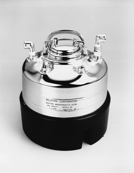 TANQUE DE PRESURIZACION EN ACERO INOXIDABLE 316 MARCA MILLIPORE, CODIGO ASME, ELEMENTOS DE CONEXIàN DE ACERO INOXIDABLE, EMPAQUES TORICAS Y PLANOS DE VITON CON BASE DE NEOPRENO MOLDEADO. CAPACIDAD 20 LITROS PRESIàN MAXIMA 7 PSI, MAXIMA TEMPERATURA DE TRA